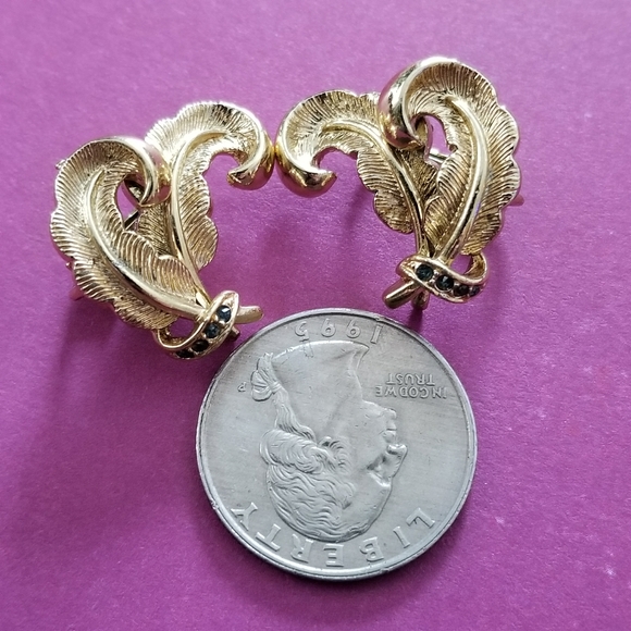 Relisted -Vintage feather plume clip earrings gold blue gems - Picture 6 of 8